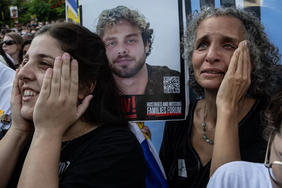 <em>La gente reacciona al ver la transmisión en vivo de la liberación de rehenes en la Plaza de los Rehenes en Tel Aviv, Israel, el 13 de octubre de 2025. ()Chris McGrath/Getty Images)</em>