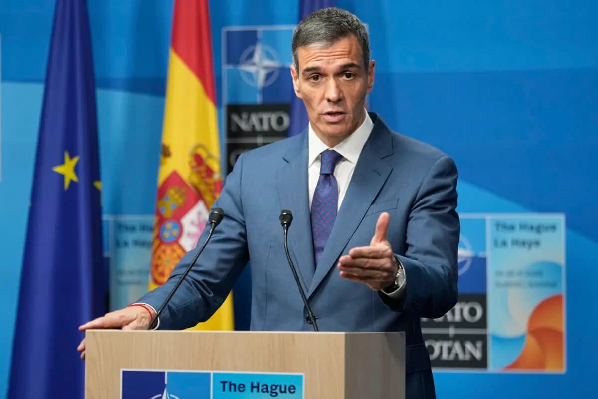 <em>El primer ministro español, Pedro Sánchez, habla durante una conferencia de prensa después de la sesión plenaria de la cumbre de la OTAN en La Haya, Países Bajos, el 25 de junio de 2025. (Markus Schreiber/AP)</em>