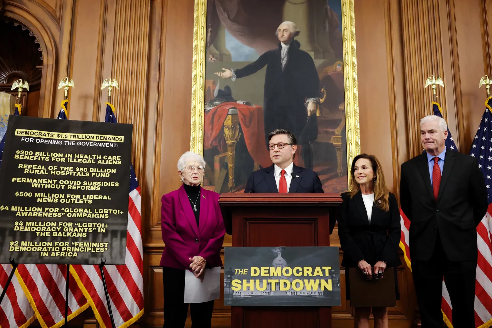 El presidente de la Cámara de Representantes, Mike Johnson (R-La.), habla en una rueda de prensa en el Capitolio de Estados Unidos el 14 de octubre de 2025. El gobierno no ha publicado los principales indicadores económicos debido al cierre tras el fracaso del Congreso para alcanzar un acuerdo de financiación hace 14 días. (Anna Moneymaker/Getty Images)