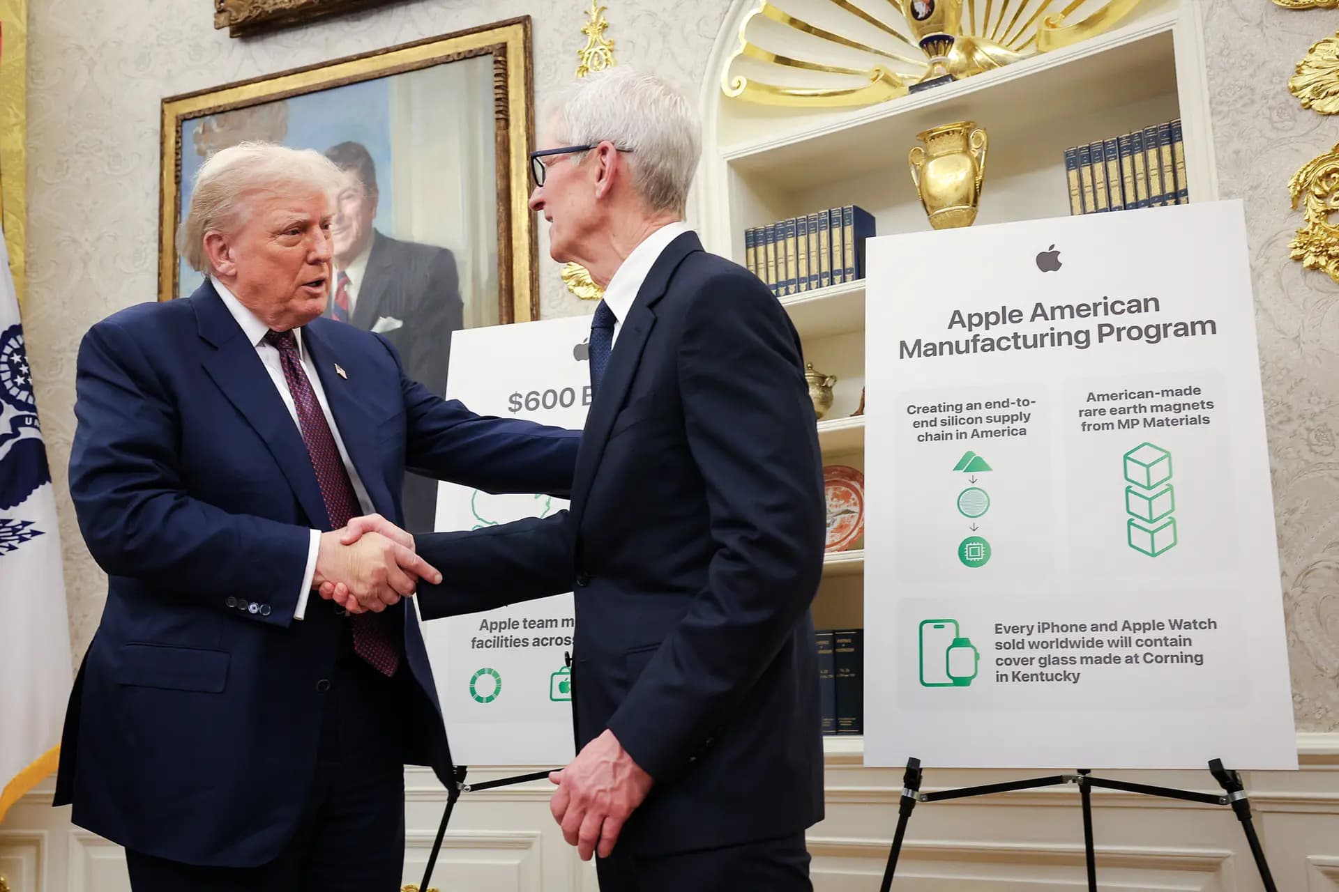 El presidente Donald Trump (izquierda) estrecha la mano del director ejecutivo de Apple, Tim Cook, durante un acto celebrado en el Despacho Oval el 6 de agosto de 2025. Apple Inc. anunció una inversión de 100,000 millones de dólares en instalaciones de fabricación en Estados Unidos, además del anuncio realizado en febrero de comprometerse a invertir 500,000 millones de dólares en los próximos cuatro años y a crear 20,000 nuevos puestos de trabajo. (Win McNamee/Getty Images)