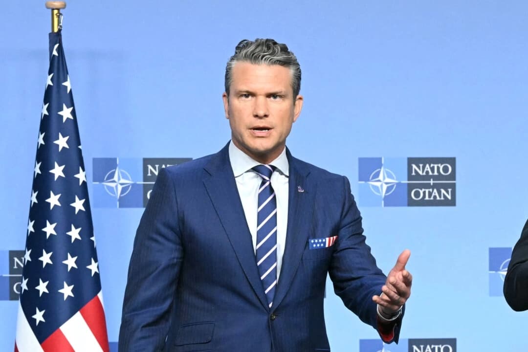 El secretario de Guerra de EE. UU., Pete Hegseth (izquierda), habla con la prensa en la sede de la OTAN antes de la cumbre de ministros de Defensa de la OTAN celebrada en Bruselas el 15 de octubre de 2025. (Nicolas Tucat/AFP a través de Getty Images)