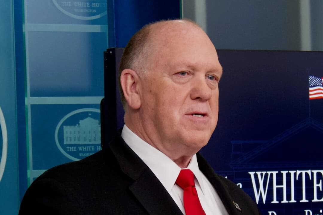 El zar de las fronteras, Tom Homan, habla con los periodistas en la rueda de prensa de la Casa Blanca en Washington, el 28 de abril de 2025. (Travis Gillmore/The Epoch Times)
