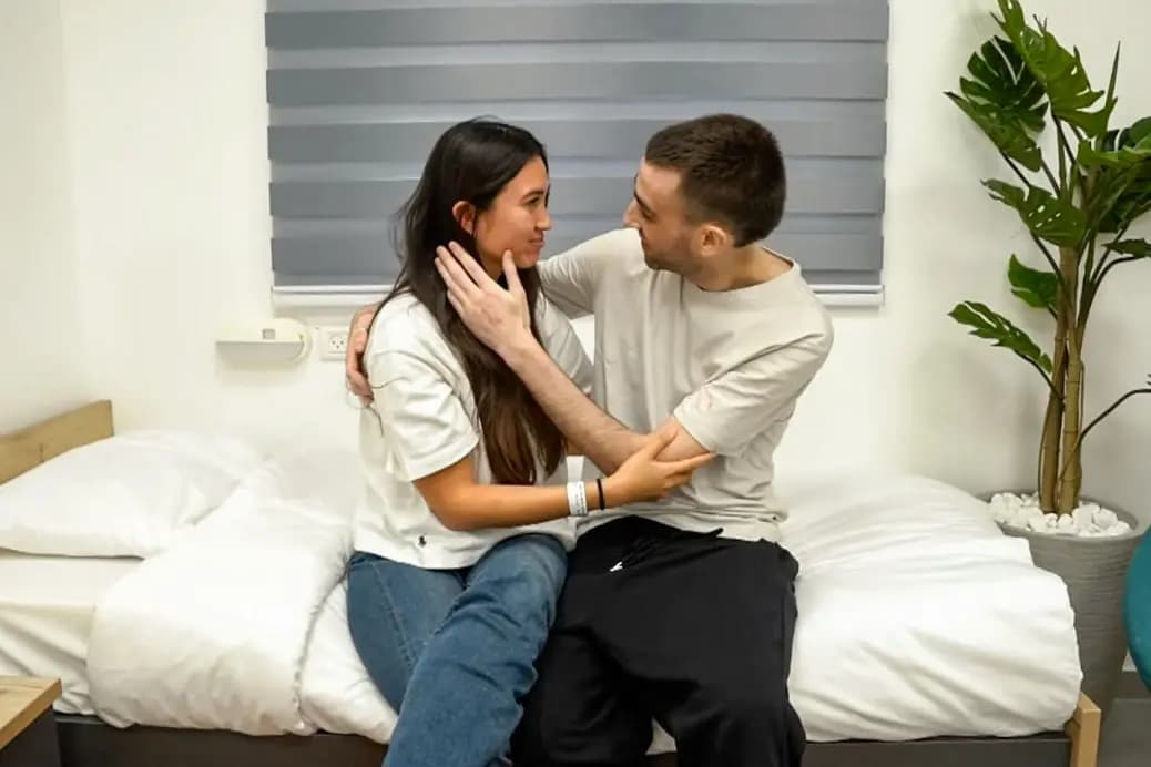 <em>Avinatan Or se reencuentra con su pareja Noa Argamani, quien también fue tomada como rehén y rescatada en 2024. (Oficina de Prensa del Gobierno de Israel)</em>