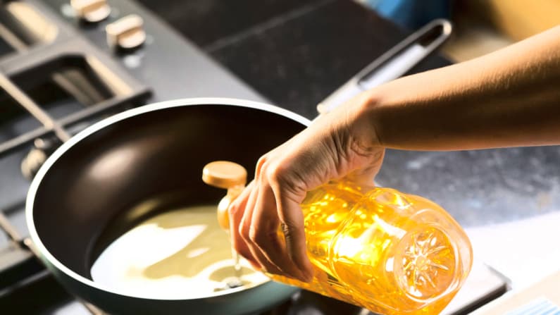 Trump amenaza con bloquear el comercio de aceite de cocina con China: ¿Qué debemos saber?