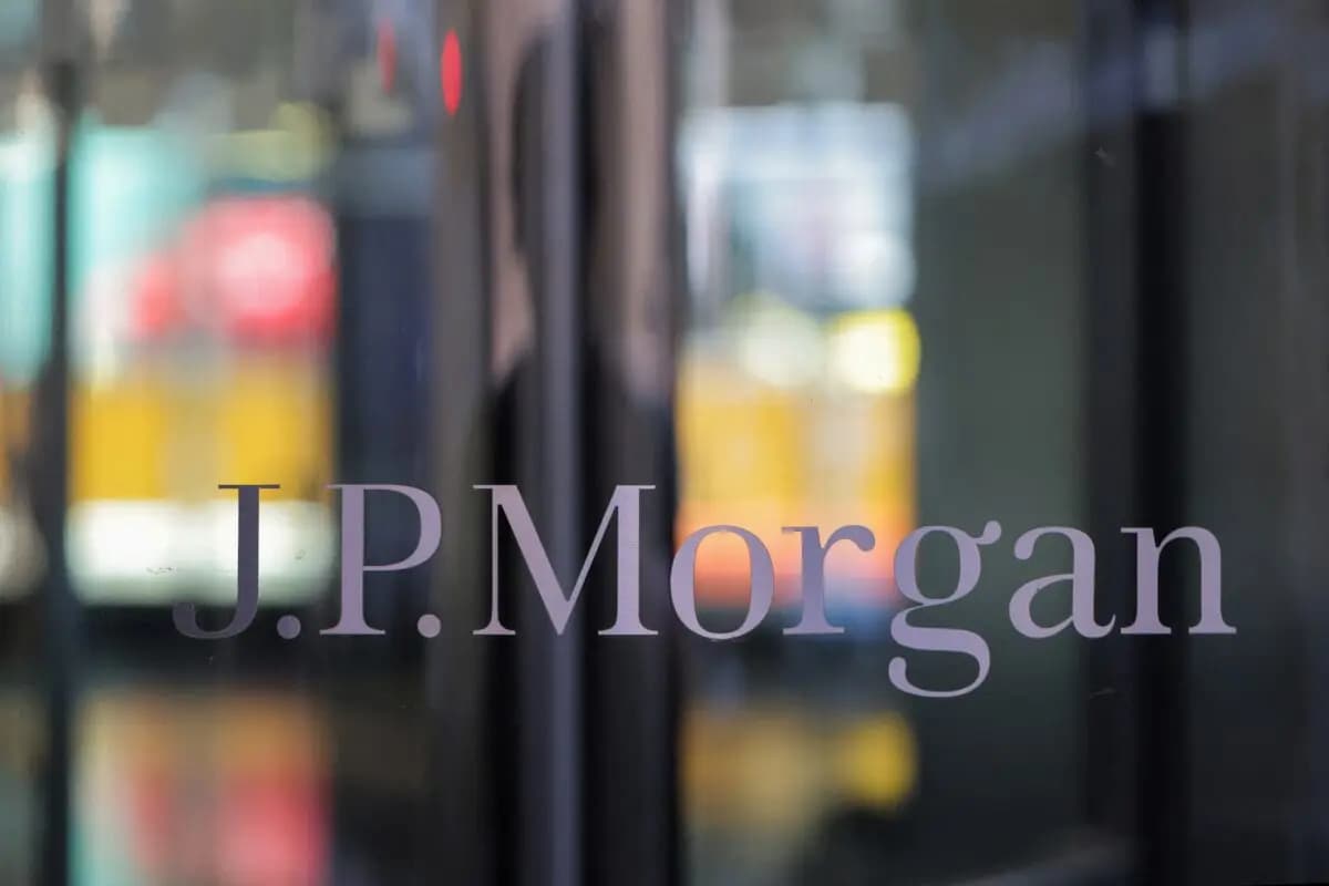 Cartel en la sede de JPMorgan Chase & Co. en Manhattan, Nueva York, el 30 de junio de 2022. (Andrew Kelly/Reuters)
