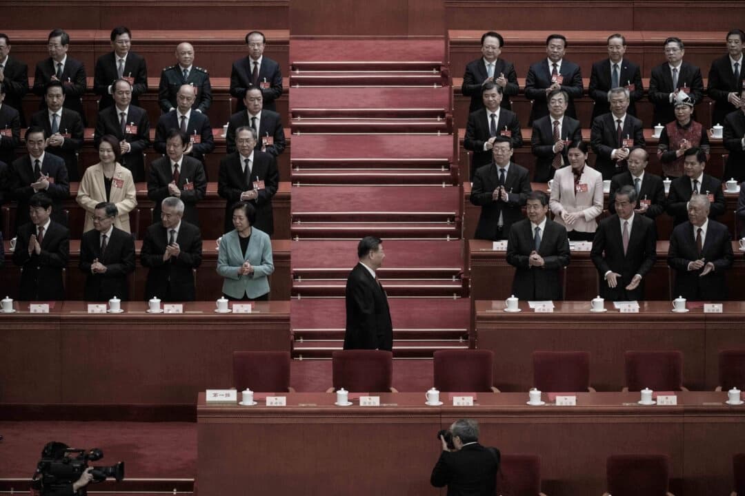 El líder chino Xi Jinping (centro) es aplaudido a su llegada a la sesión de clausura de la Asamblea Popular Nacional en el Gran Salón del Pueblo en Beijing, China, el 11 de marzo de 2024. (Kevin Frayer/Getty Images)