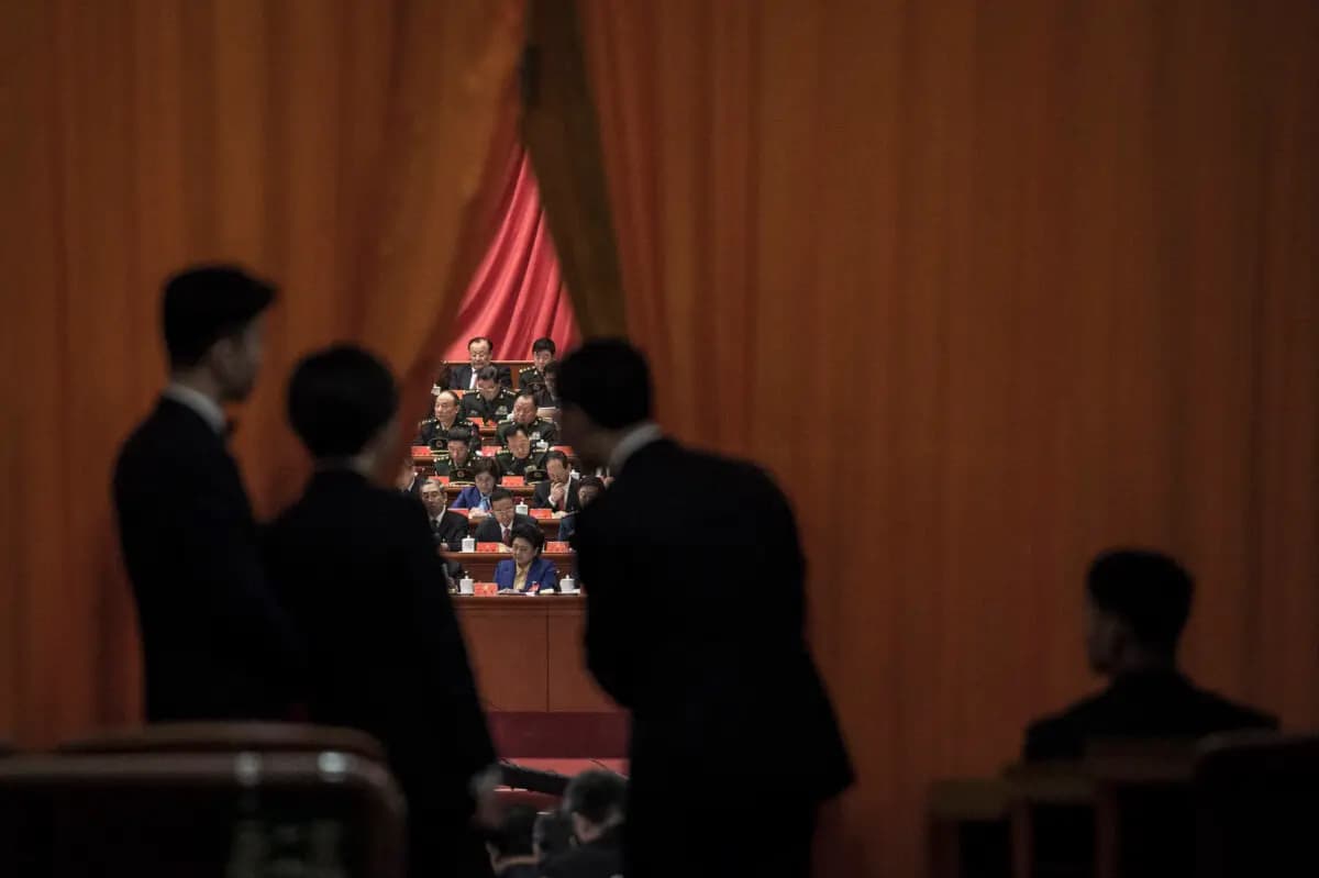Guardias de seguridad chinos observan a los delegados militares durante el discurso del líder chino Xi Jinping en el XIX Congreso del Partido Comunista en Beijing el 18 de octubre de 2017. (Fred Dufour/AFP a través de Getty Images)