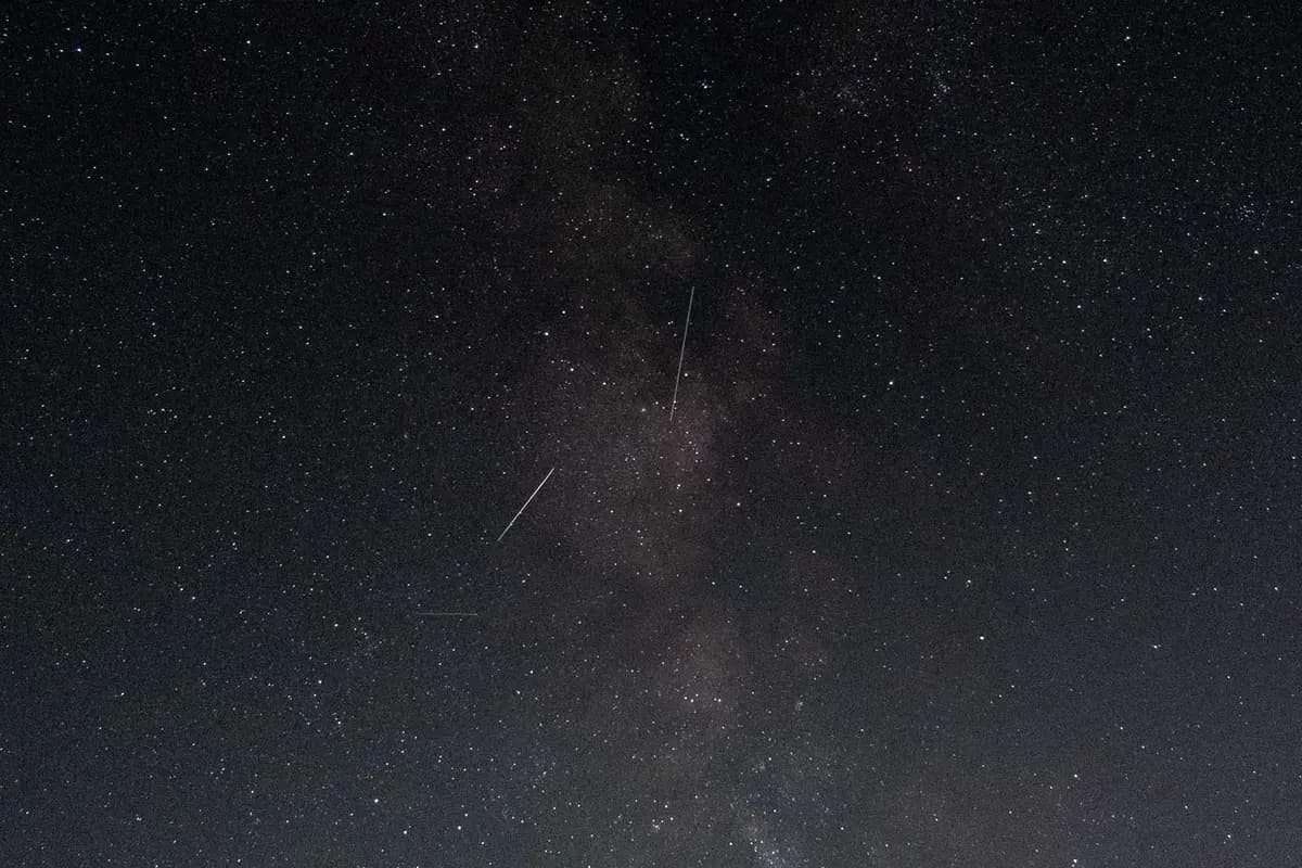 Las Oriónidas surcan el cielo nocturno en el norte del Líbano el 3 de octubre de 2021. (Ibrahim Chalhoub/AFP vía Getty Images)