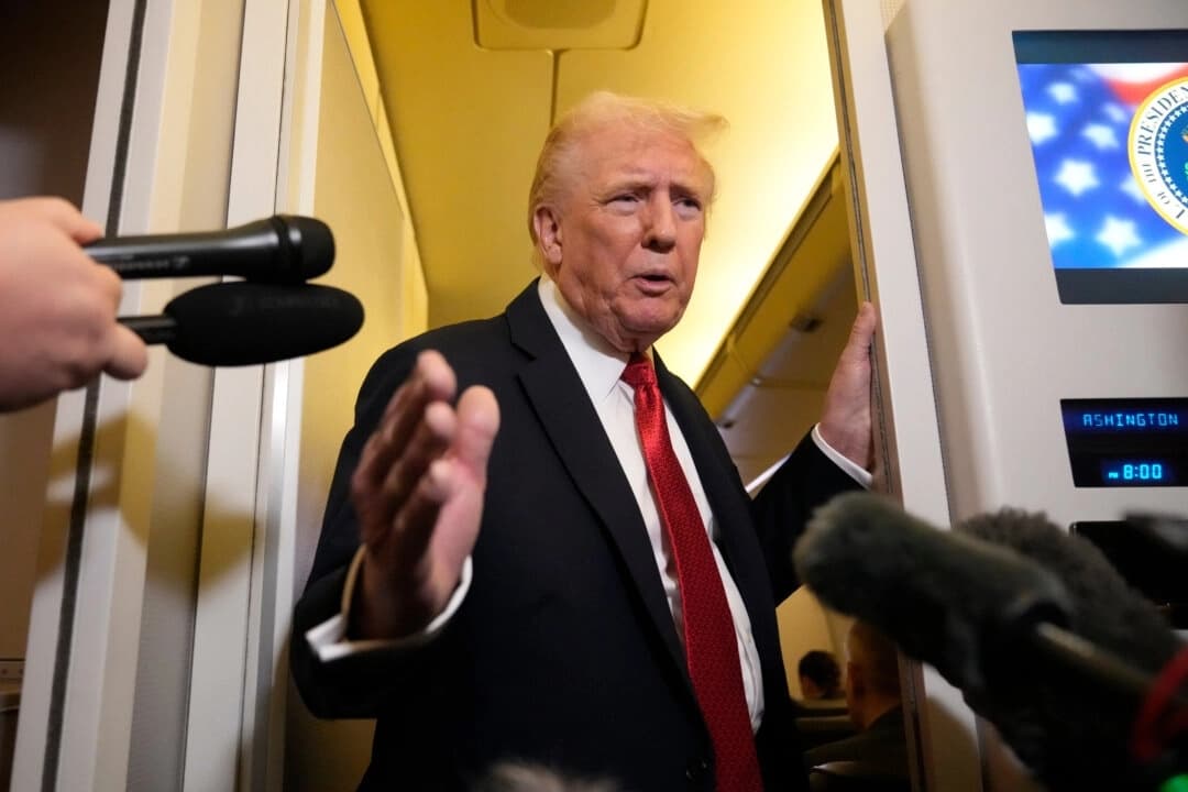 El presidente Donald Trump habla con los periodistas a bordo del Air Force One el 19 de octubre de 2025. (Mark Schiefelbein/AP Photo)
