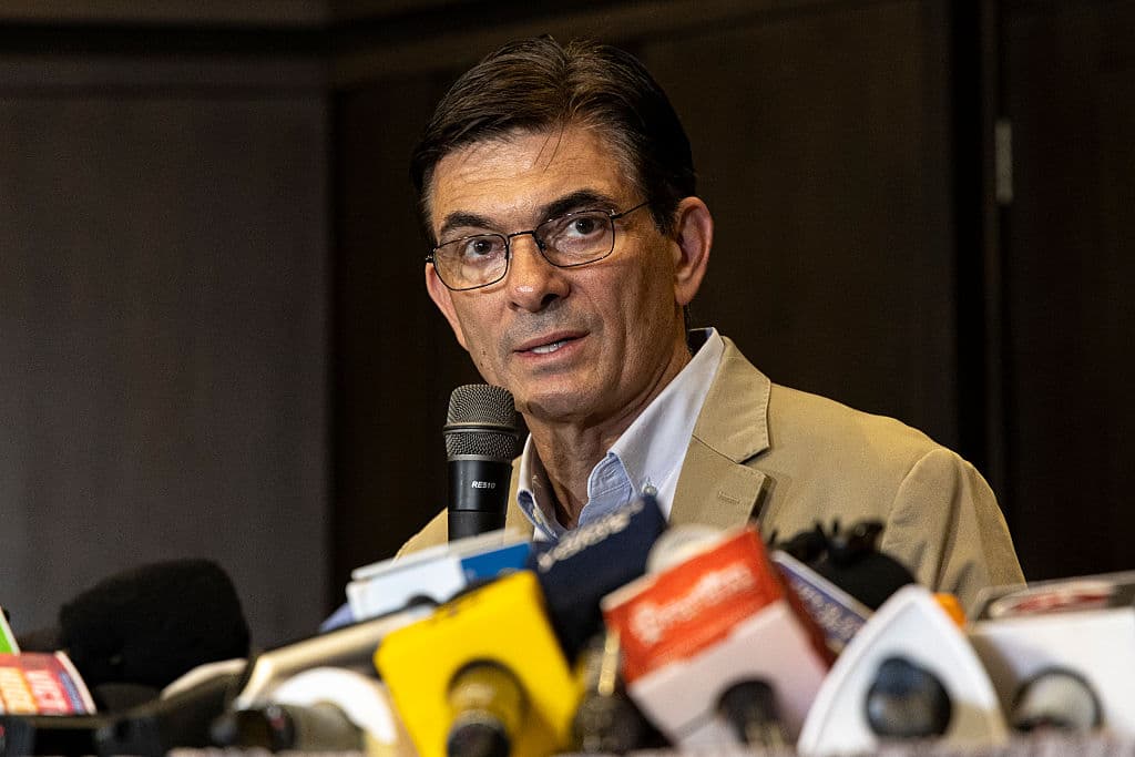 <em>El presidente electo Rodrigo Paz (D) habla durante una rueda de prensa junto al vicepresidente electo Edman Lara (no aparece en la imagen) en el Hotel Plaza Grande el 20 de octubre de 2025 en La Paz, Bolivia. (Lucas Aguayo/Getty Images)</em>