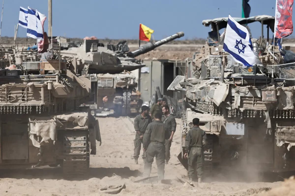 Soldados israelíes junto a tanques cerca de la frontera entre Israel y Gaza, en Israel, el 19 de octubre de 2025. (Amir Cohen/Reuters)