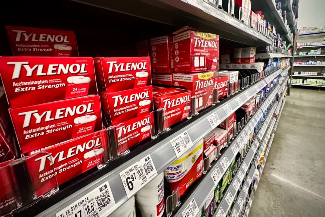 Tylenol abarrota los estantes de una tienda en Brandon, Mississippi, el 24 de septiembre de 2025. (John Fredricks/The Epoch Times)