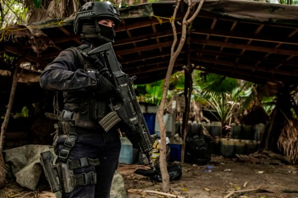 <em>Imagen ilustrativa: Un oficial de la policía estatal de Sinaloa trabaja durante el desmantelamiento de uno de los tres laboratorios clandestinos productores de drogas sintéticas, principalmente metanfetamina, en El Dorado, Sinaloa, México, el 4 de junio de 2019. (RASHIDE FRIAS/AFP via Getty Images)</em>