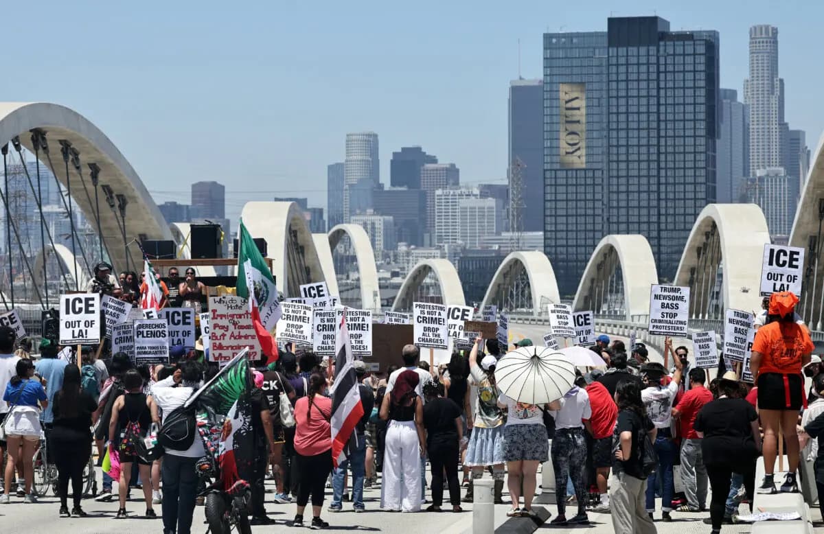 Manifestantes protestan contra las operaciones del ICE mientras bloquean el puente de la calle Sixth Street entre Boyle Heights y el centro de Los Ángeles, el 1 de julio de 2025. (Mario Tama/Getty Images).