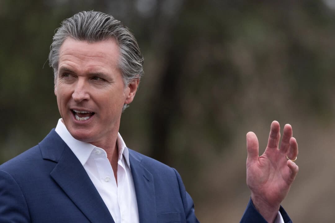 El gobernador Newsom despliega la Guardia Nacional de California ante el cierre del gobierno