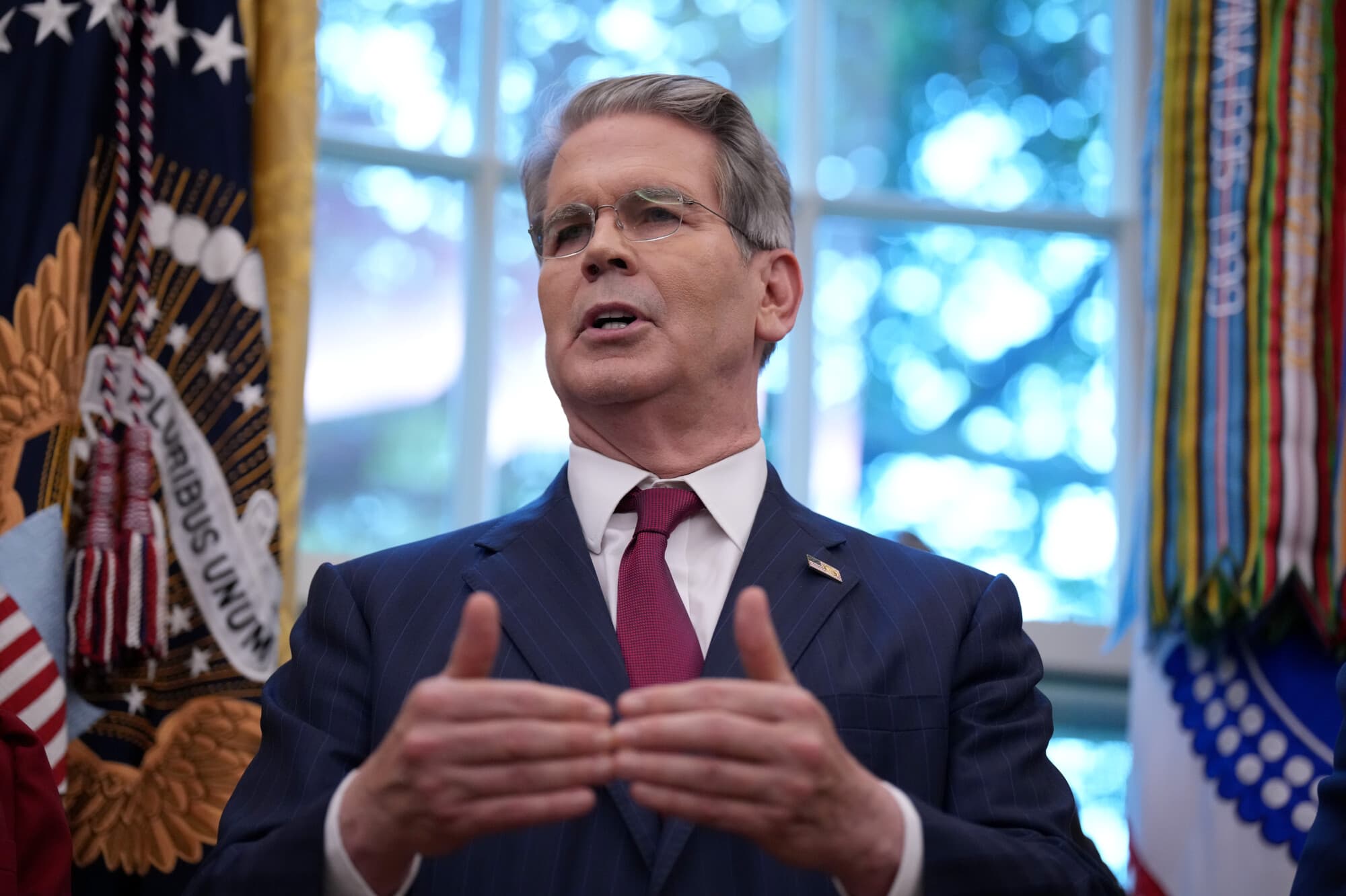 El secretario del Tesoro de EE. UU., Scott Bessent, habla antes de que el presidente Donald Trump firme órdenes ejecutivas en el Despacho Oval de la Casa Blanca el 25 de septiembre de 2025 en Washington, DC. (Foto de Andrew Harnik/Getty Images)