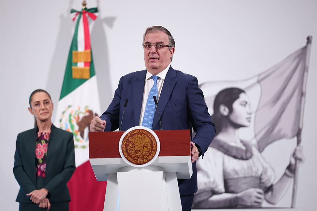 <em>El secretario de Economía de México, Marcelo Ebrard, habla durante la rueda de prensa matutina diaria en el Palacio Nacional el 28 de agosto de 2025 en Ciudad de México, México. (Héctor Vivas/Getty Images)</em>