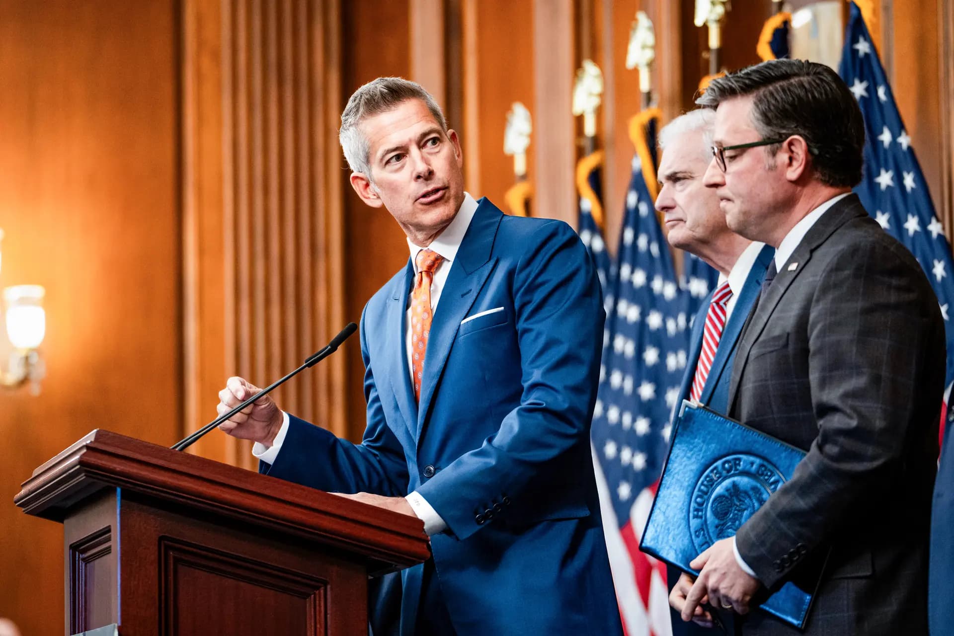 El secretario de Transporte, Sean Duffy, acompañado por el presidente de la Cámara de Representantes, Mike Johnson (R-La.), y otros republicanos de la Cámara, habla en una conferencia de prensa durante el cierre del gobierno en Washington el 23 de octubre de 2025. El 26 de septiembre, Duffy anunció normas de emergencia que dificultarán a unos 200,000 conductores no residentes la obtención de permisos de aprendizaje comercial y licencias de conducir comerciales. (Madalina Kilroy/The Epoch Times).