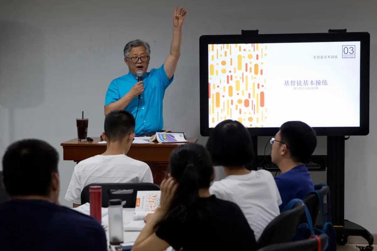 <em>El pastor Jin Minri dirige una clase sobre los fundamentos de las creencias cristianas en la Iglesia Sión en Beijing, China, en esta foto tomada el 4 de agosto de 2018. (Ng Han Guan/Foto AP)</em>