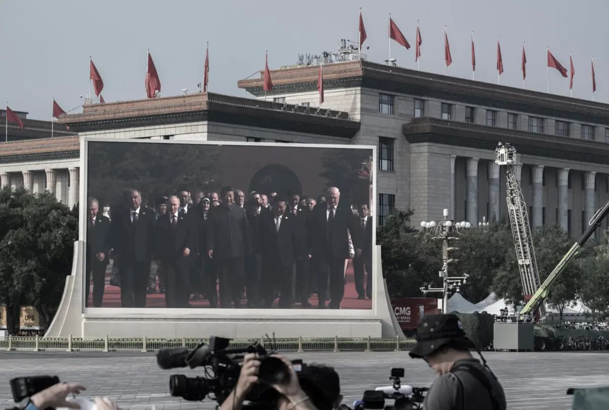 <em>El líder chino Xi Jinping (C), el presidente ruso Vladimir Putin y el líder norcoreano Kim Jung Un, entre otros, en una pantalla gigante a su llegada a un desfile militar que conmemora el 80.o aniversario de la victoria sobre Japón y el fin de la Segunda Guerra Mundial, en la Plaza de Tiananmén en Beijing el 3 de septiembre de 2025. (Kevin Frayer/Getty Images)</em>