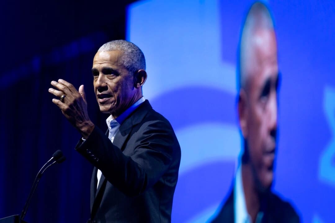 El expresidente Barack Obama se dirige al Foro de la Democracia 2024 de la Fundación Obama en Chicago el 5 de diciembre de 2024. (Scott Olson/Getty Images)