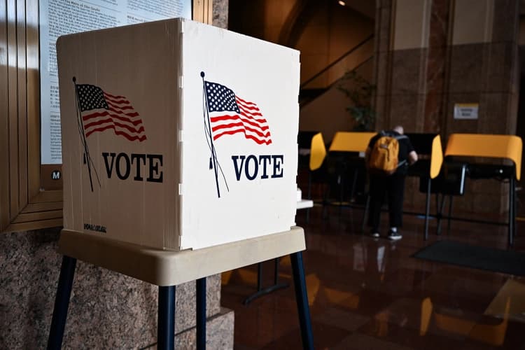 Un votante prepara su papeleta en un colegio electoral durante la votación anticipada en Los Ángeles el 1 de noviembre de 2022. (Robyn Beck/AFP a través de Getty Images)
