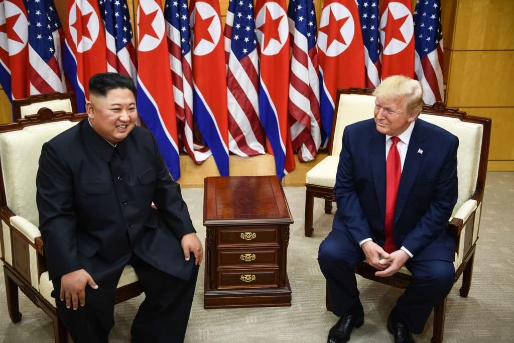 El líder norcoreano Kim Jong-un y el presidente Donald Trump asisten a una reunión en el lado sur de la Línea de Demarcación Militar que divide a Corea del Norte y Corea del Sur, en el Área de Seguridad Conjunta (JSA) de Panmunjom en la Zona Desmilitarizada (DMZ) el 30 de junio de 2019. (Brendan Smialowski/AFP/Getty Images)
