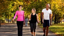 Caminar 4000 pasos al día reduce la mortalidad y riesgo cardiovascular en mujeres mayores, estudio