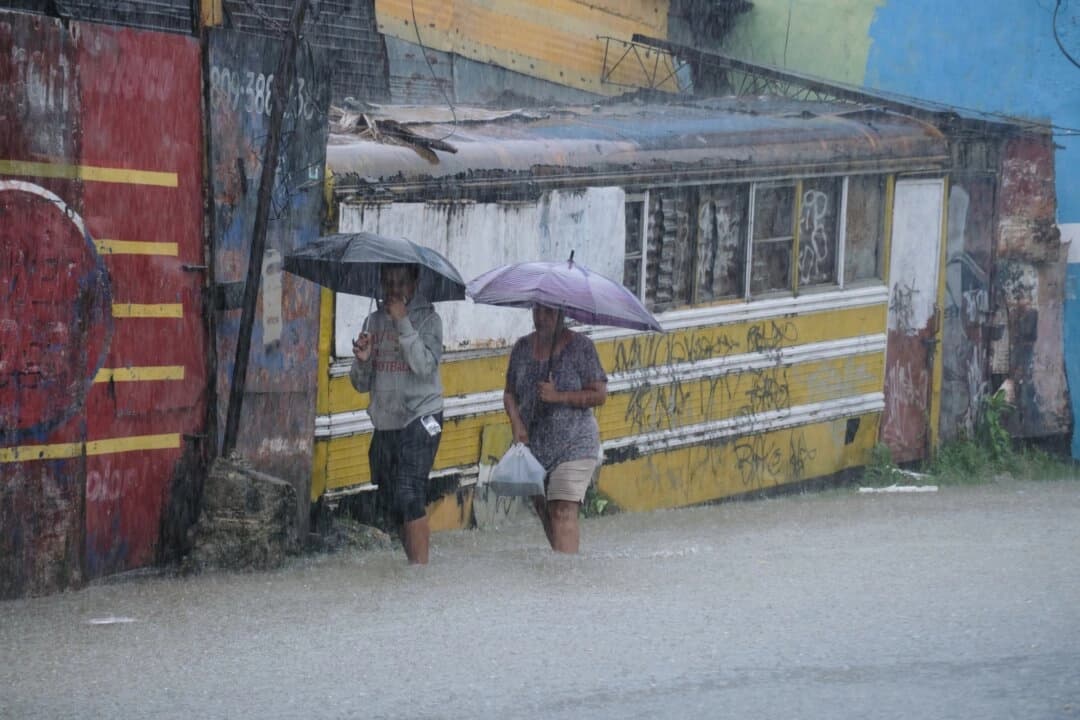Huracán Melissa gana fuerza rápidamente y provoca inundaciones catastróficas