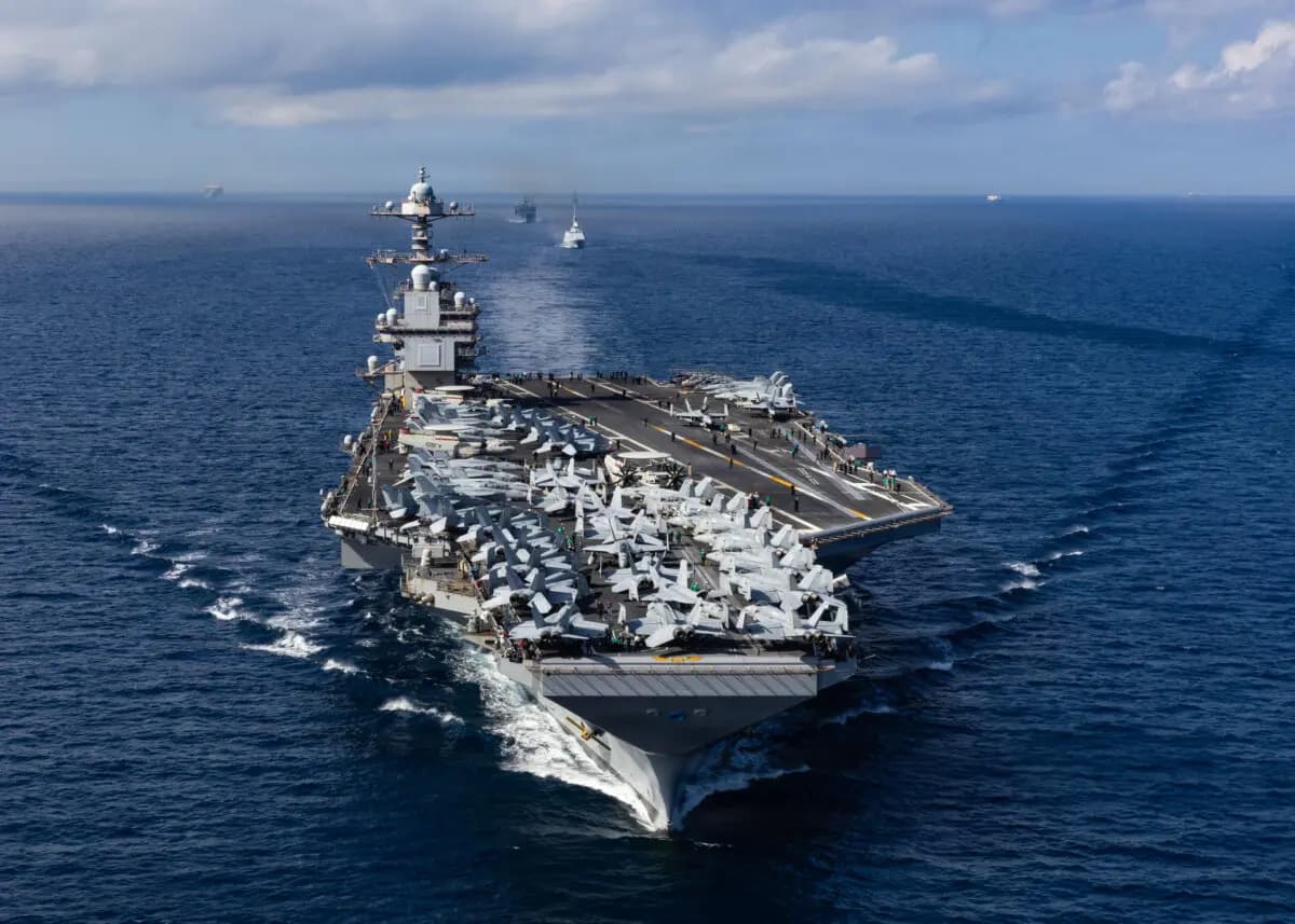 El portaaviones más grande del mundo, el USS Gerald R. Ford (CVN 78), en el estrecho de Gibraltar el 1 de octubre de 2025. (Marinera aprendiz Alyssa Joy/Marina de los Estados Unidos)