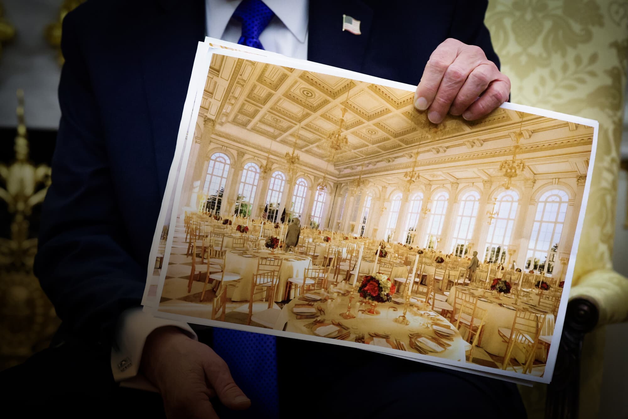 El presidente Donald Trump muerte una representación del propuesto salón de baile de la Casa Blanca, con un presupuesto de 300 millones de dólares, en la Oficina Oval el 22 de octubre de 2025. (Alex Wong/Getty Images)