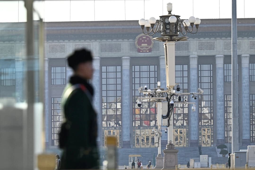 Un policía paramilitar chino monta guardia frente al Gran Salón del Pueblo en Beijing el 26 de febrero de 2025. (Pedro Pardo/AFP vía Getty Images)