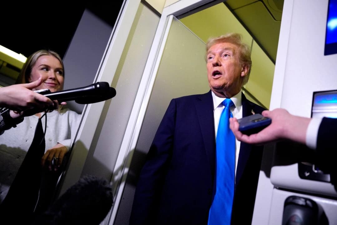 El presidente de Estados Unidos, Donald Trump, habla con los medios de comunicación durante una parada para repostar en la base aérea de Al-Udeid, en Abu Nakhlah, Qatar, de camino a Malasia, el 25 de octubre de 2025. (Andrew Harnik/Getty Images).