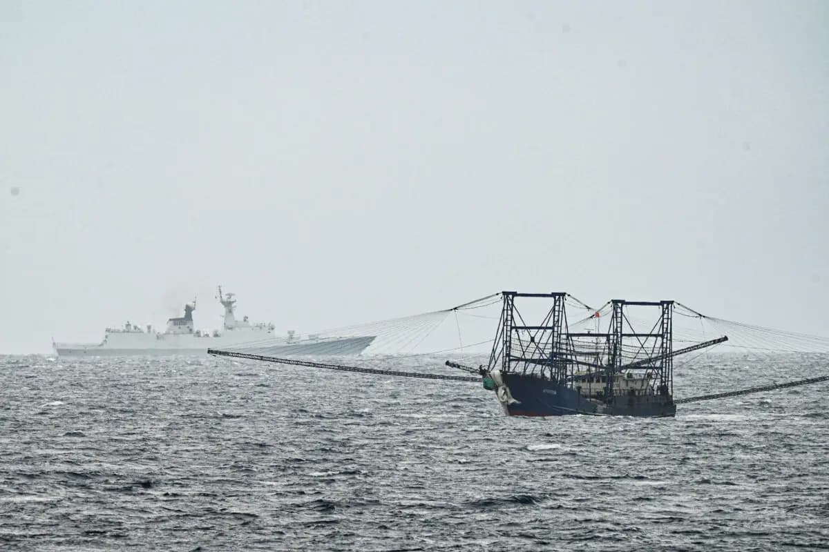 <em>Un buque de la armada china con el número de proa 525 adelanta a un buque chino, visto desde el buque de la armada filipina Andrés Bonifacio cerca de la isla de Thitu, ocupada por Filipinas, durante una patrulla marítima en el disputado Mar de China Meridional el 6 de junio de 2025. (Ted Aljibe/AFP vía Getty Images)</em>
