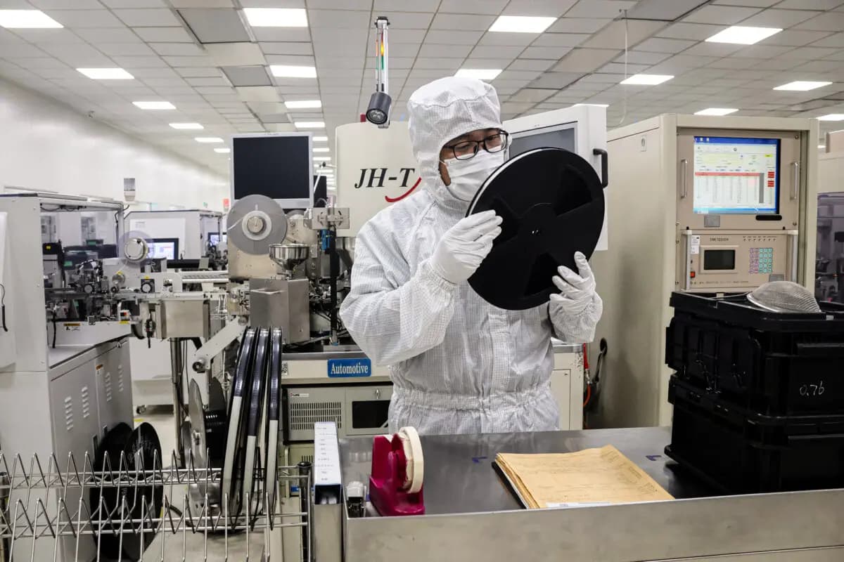 <em>Un empleado inspecciona chips semiconductores en una fábrica de Binzhou, provincia de Shandong, China, el 15 de enero de 2025. Estados Unidos ha intentado restringir el acceso de China a semiconductores avanzados, advirtiendo que podrían fortalecer los sistemas militares y de vigilancia del país comunista. (STR/AFP vía Getty Images)</em>