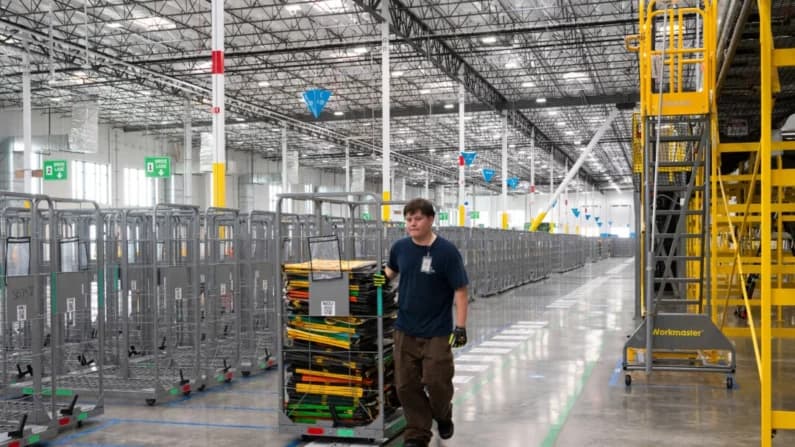 Amazon eliminará 14,000 empleos corporativos en su apuesta por la IA