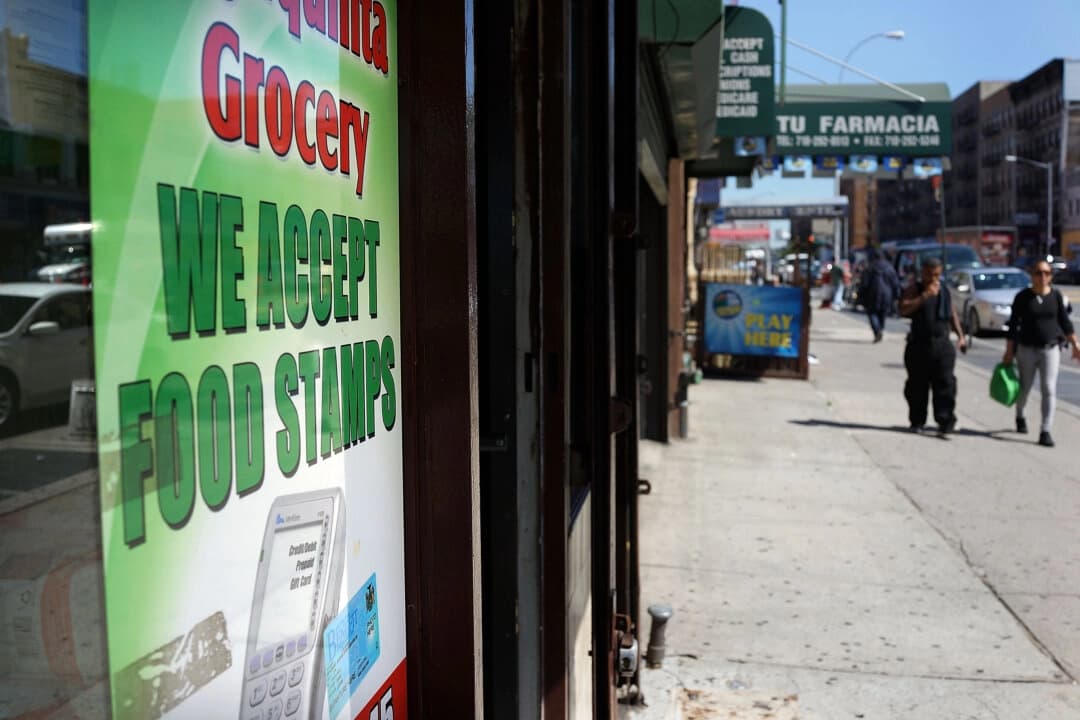 Un cartel en una tienda de comestibles promueve la aceptación de cupones de alimentos, en la ciudad de Nueva York, en una imagen de archivo. (Spencer Platt/Getty Images)
