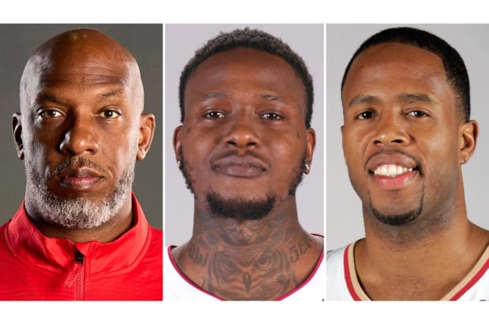 (De izq. a der.) El entrenador de los Portland Trail Blazers, Chauncey Billups; el base del Miami Heat, Terry Rozier; y el exjugador de los Cleveland Cavaliers, Damon Jones. (Foto AP)