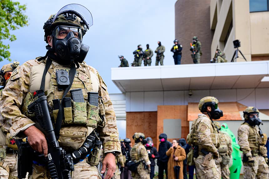 Agentes federales se enfrentan con manifestantes contra el Servicio de Inmigración y Control de Aduanas (ICE) en el edificio de dicho servicio el 12 de octubre de 2025 en Portland, Oregón. (Mathieu Lewis-Rolland/Getty Images)
