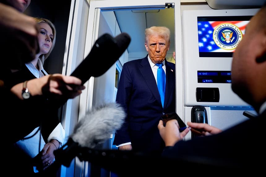 El presidente de Estados Unidos, Donald Trump, habla con los periodistas a bordo del Air Force One de camino a Corea del Sur el 29 de octubre de 2025 en Japón. (Andrew Harnik/Getty Images)