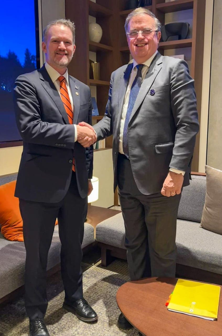 (Izq.-Dcha.) El representante comercial de EE. UU. Jamieson Greer se reúne con el Secretario de Economía, Marcelo Ebrard, para continuar las conversaciones bilaterales sobre el aplazamiento de aranceles a México, en el marco de la Cumbre del Foro de Cooperación Económica Asia Pacífico (APEC) en Gyeonju, Corea del Sur, el 29 de octubre de 2025. (Crédito: Gobierno de México)