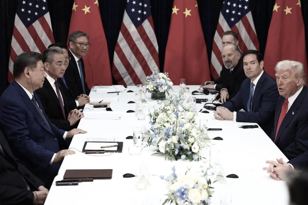 El presidente estadounidense, Donald Trump, y el líder chino, Xi Jinping, celebran una reunión bilateral en el Aeropuerto Internacional de Gimhae, en Busan (Corea del Sur), el 30 de octubre de 2025. (Evelyn Hockstein/Reuters)