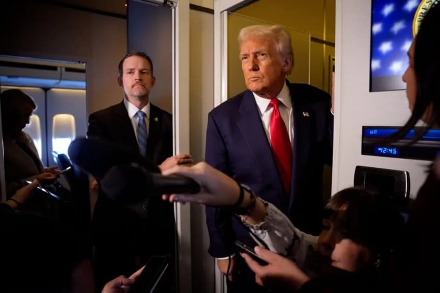 El representante comercial de Estados Unidos, Jamieson Greer, y el presidente Donald Trump hablan con los medios de comunicación a bordo del Air Force One durante un vuelo, el 30 de octubre de 2025. (Andrew Harnik/Getty Images)