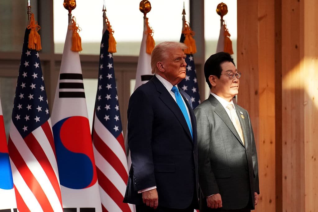 El presidente de Estados Unidos, Donald Trump, es recibido por el presidente surcoreano, Lee Jae Myung, en el Museo Nacional de Gyeongju el 29 de octubre de 2025 en Gyeongju, Corea del Sur. (Andrew Harnik/Getty Images)