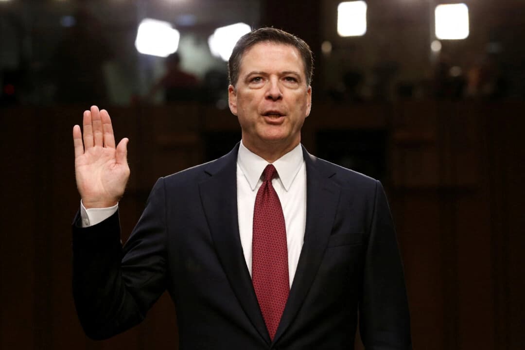 El exdirector del FBI, James Comey, juró el cargo antes de testificar ante el Comité de Inteligencia del Senado sobre las acusaciones de injerencia rusa en las elecciones presidenciales estadounidenses de 2016, en el Capitolio, Washington, el 8 de junio de 2017. (Jonathan Ernst/Reuters)