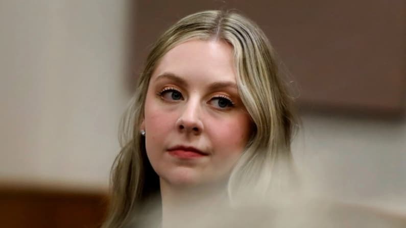 Profesora que recibió un disparo de alumno de 6 años testifica que pensó que había muerto