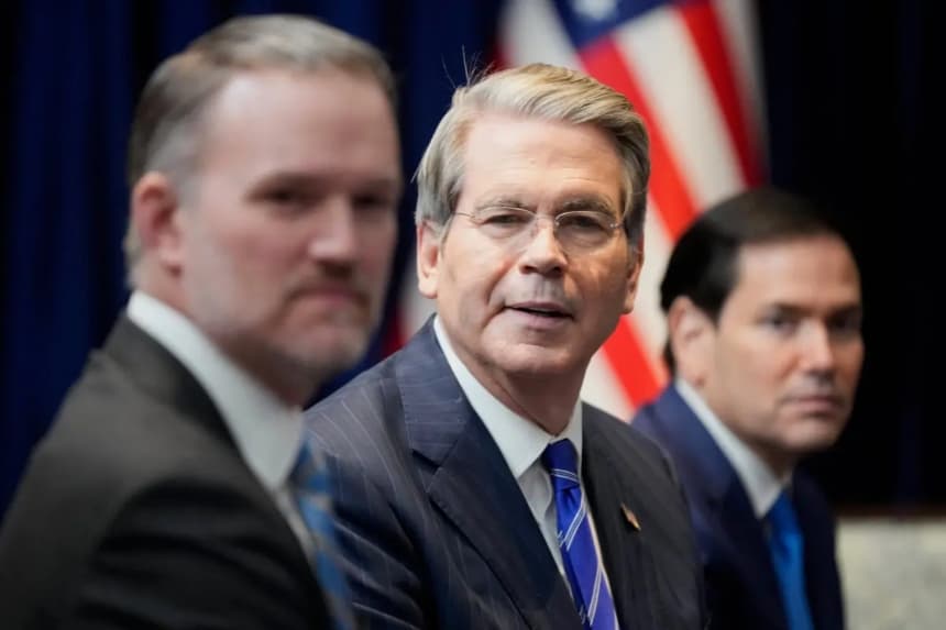 El secretario del Tesoro de Estados Unidos, Scott Bessent, reacciona durante una reunión entre el presidente Trump y el presidente de Brasil, Luiz Inacio Lula da Silva, al margen de la Cumbre de la ASEAN, en Kuala Lumpur, Malasia, el 26 de octubre de 2025. (Mark Schiefelbein/AP Photo)