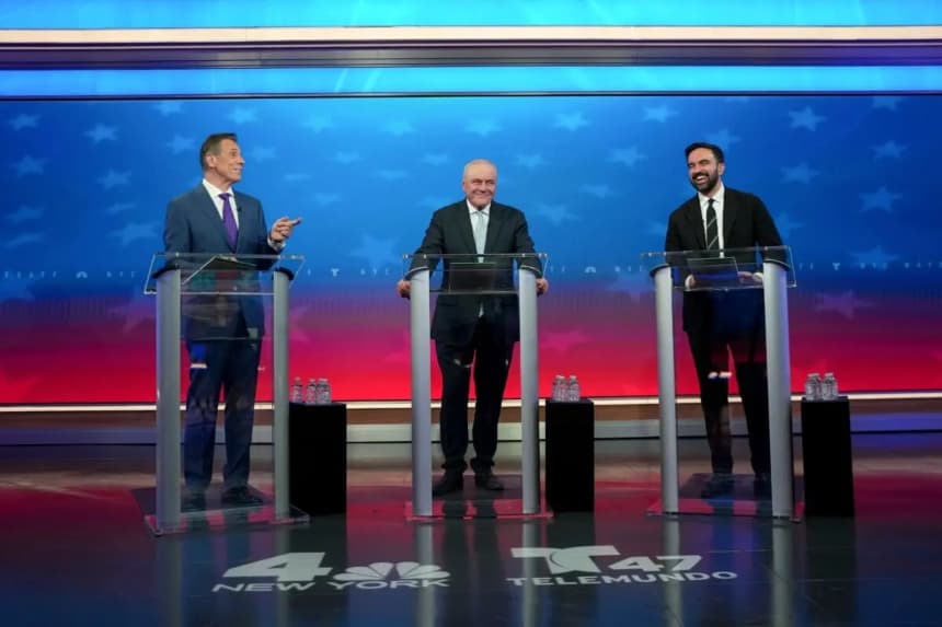 El candidato independiente y exgobernador de Nueva York Andrew Cuomo (izquierda), el candidato del Partido Republicano Curtis Sliwa (centro) y el candidato del Partido Demócrata Zohran Mamdani (derecha) participan en un debate, en Nueva York, el 16 de octubre de 2025. (Angelina Katsanis/AP Photo)