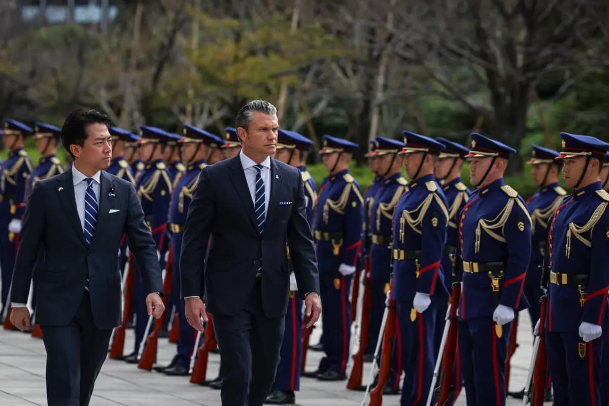 <em>El ministro de Defensa japoneses, Shinjiro Koizumi (izq.), y el secretario de Guerra estadounidense, Pete Hegseth, pasan revista a la guardia de honor antes de su reunión en el Ministerio de Defensa japonés en Tokio, el 29 de octubre de 2025. (Takashi Aoyama/Pool/AFP vía Getty Images)</em>