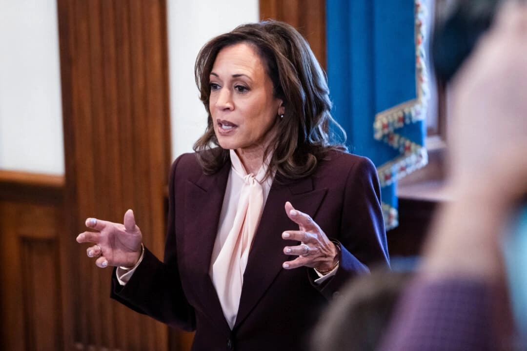 La expresidenta Kamala Harris habla con la prensa en Washington el 6 de enero de 2025. (Madalina Vasiliu/The Epoch Times)
